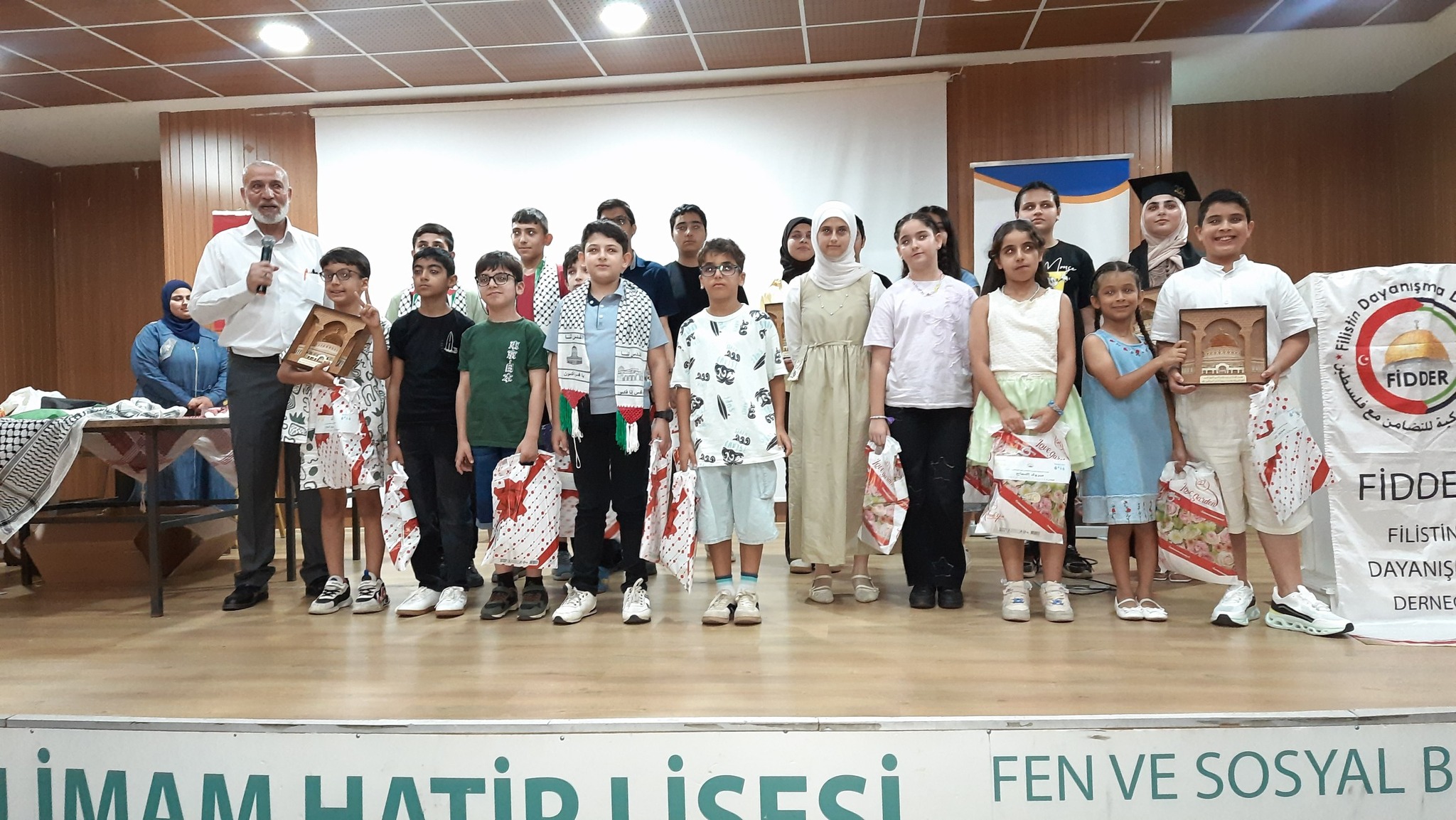 تكريم الطلبة الفلسطينيين المتفوقين في مرسين